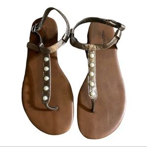 Maurices Metallic Pearl T Strap Sandals Womens 7